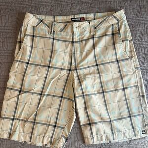 Quiksilver Checkered Shorts in Cream and Black Size 33